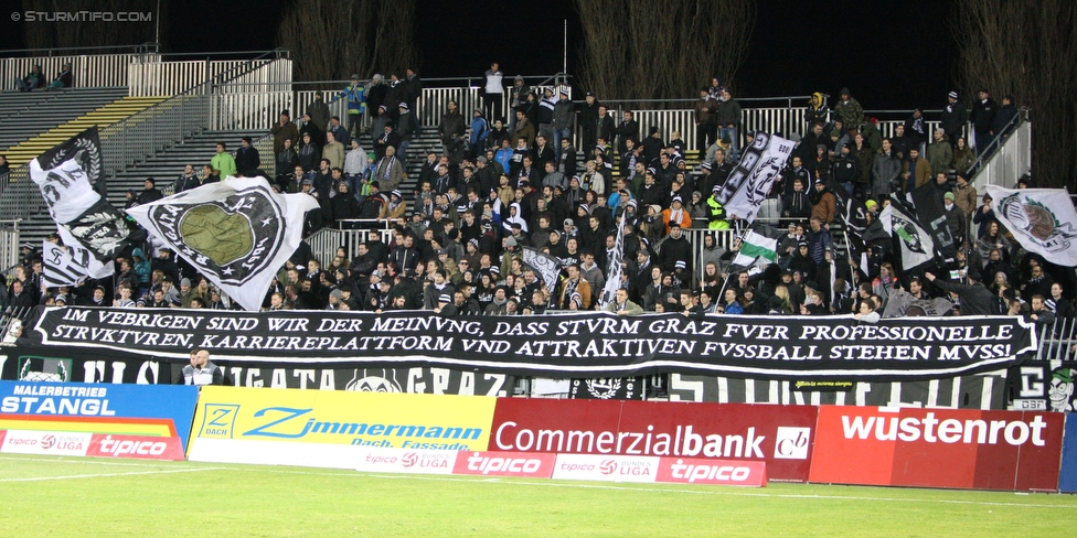 Mattersburg - Sturm Graz
Oesterreichische Fussball Bundesliga, 26. Runde, SV Mattersburg - SK Sturm Graz, Pappelstadion Mattersburg, 05.03.2016. 

Foto zeigt Fans von Sturm mit einem Spruchband
Schlüsselwörter: protest