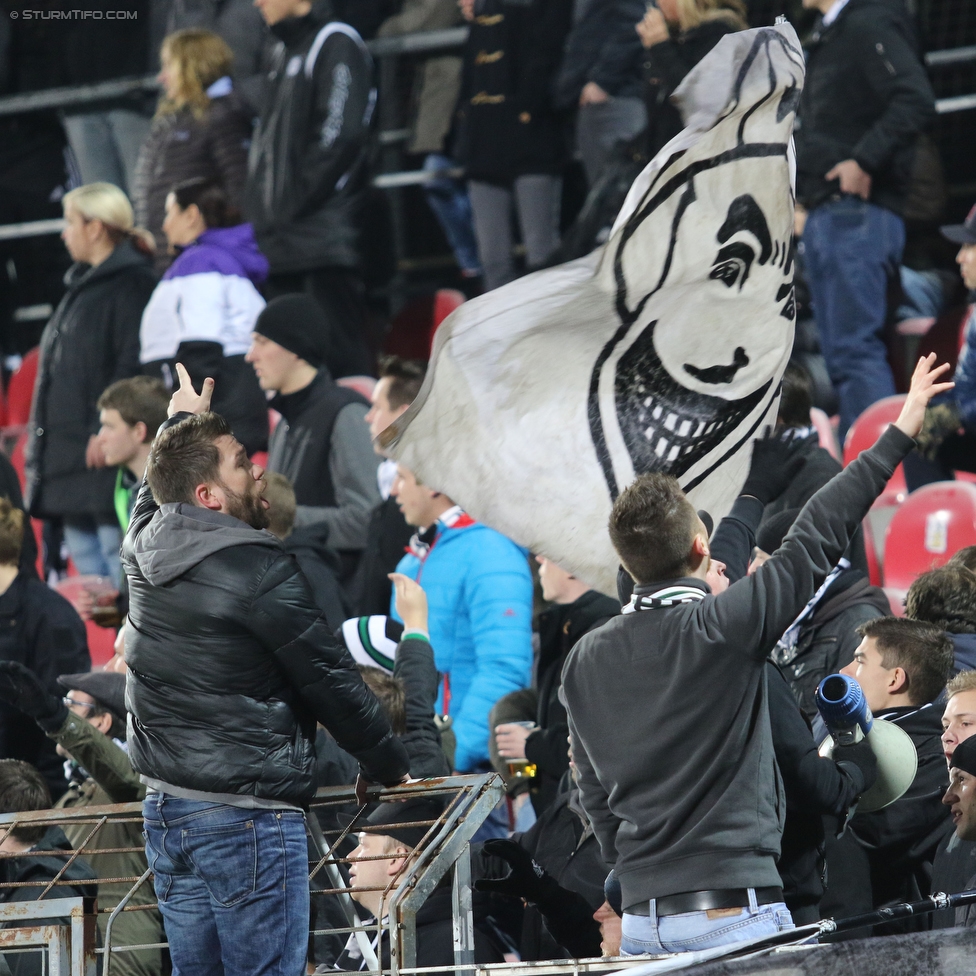 Admira Wacker - Sturm Graz
Oesterreichische Fussball Bundesliga, 28. Runde, FC Admira Wacker Moedling - SK Sturm Graz, Stadion Suedstadt Maria Enzersdorf, 19.03.2016. 

Foto zeigt Fans von Sturm
