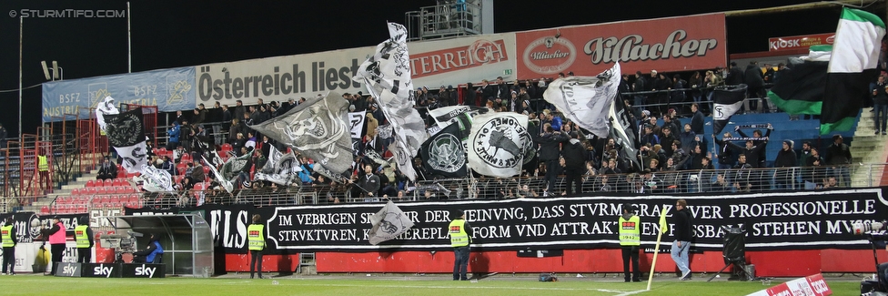 Admira Wacker - Sturm Graz
Oesterreichische Fussball Bundesliga, 28. Runde, FC Admira Wacker Moedling - SK Sturm Graz, Stadion Suedstadt Maria Enzersdorf, 19.03.2016. 

Foto zeigt Fans von Sturm mit einem Spruchband
Schlüsselwörter: protest