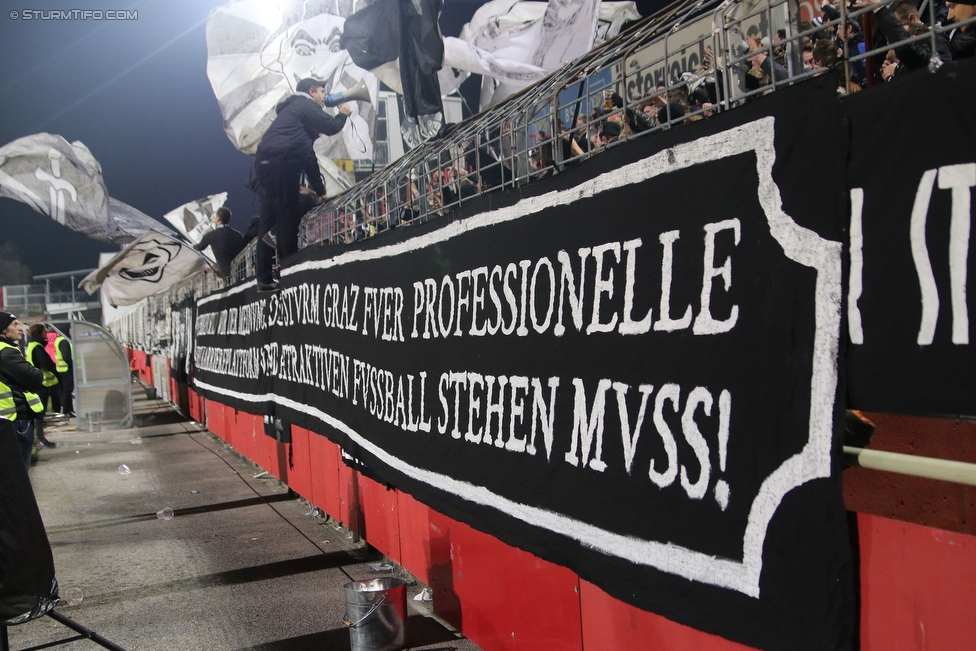 Admira Wacker - Sturm Graz
Oesterreichische Fussball Bundesliga, 28. Runde, FC Admira Wacker Moedling - SK Sturm Graz, Stadion Suedstadt Maria Enzersdorf, 19.03.2016. 

Foto zeigt Fans von Sturm mit einem Spruchband
Schlüsselwörter: protest