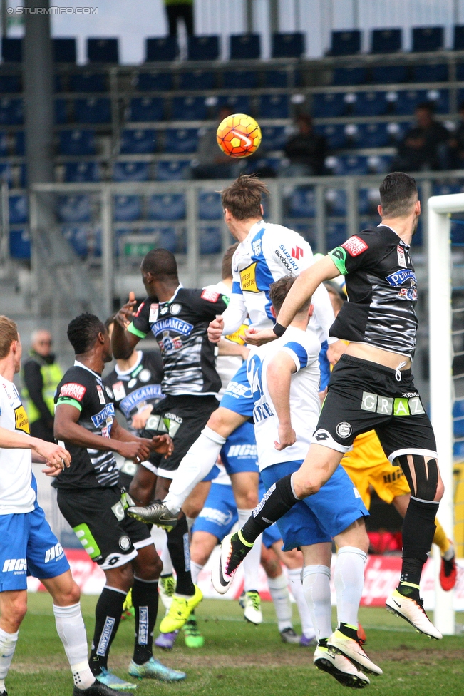 Groedig - Sturm Graz
Oesterreichische Fussball Bundesliga, 29. Runde, SV Groedig - SK Sturm Graz, Untersbergarena Groedig, 02.04.2016. 

Foto zeigt Charalampos Lykogiannis (Sturm), Pascal Itter (Groedig), Osagie Bright Edomwonyi (Sturm) und Masakuba-Wilson Kamavuaka (Sturm)
Schlüsselwörter: kopfball