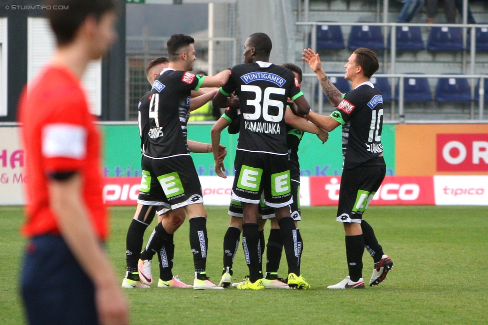 Groedig - Sturm Graz
Oesterreichische Fussball Bundesliga, 29. Runde, SV Groedig - SK Sturm Graz, Untersbergarena Groedig, 02.04.2016. 

Foto zeigt Donisi Avdijaj (Sturm), Charalampos Lykogiannis (Sturm), Masakuba-Wilson Kamavuaka (Sturm) und Marko Stankovic (Sturm)
Schlüsselwörter: torjubel