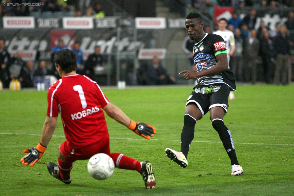 Sturm Graz - Altach
Oesterreichische Fussball Bundesliga, 30. Runde, SK Sturm Graz - SC Rheindorf Altach, Stadion Liebenau Graz, 09.04.2016. 

Foto zeigt Martin Kobras (Altach) und Osagie Bright Edomwonyi (Sturm)
Schlüsselwörter: tor