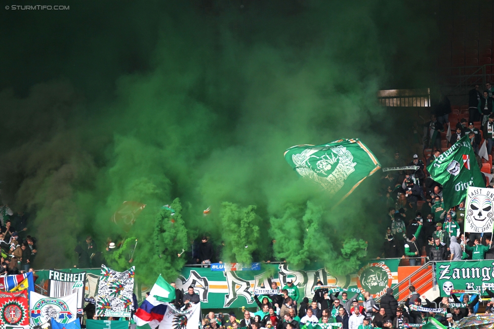 Rapid Wien - Sturm Graz
Oesterreichische Fussball Bundesliga, 32. Runde, SK Rapid Wien - SK Sturm Graz, Ernst Happel Stadion Wien, 24.04.2016. 

Foto zeigt Fans von Rapid
Schlüsselwörter: pyrotechnik