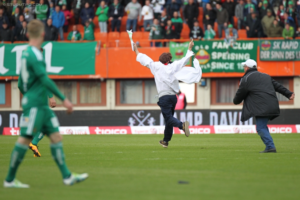 Rapid Wien - Sturm Graz
Oesterreichische Fussball Bundesliga, 32. Runde, SK Rapid Wien - SK Sturm Graz, Ernst Happel Stadion Wien, 24.04.2016. 

Foto zeigt einen Flitzer und Security
