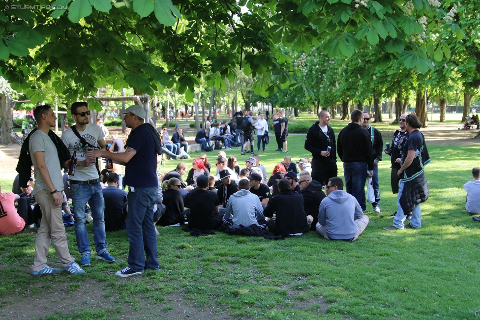 Sturm Graz - Ried
Oesterreichische Fussball Bundesliga, 33. Runde, SK Sturm Graz - SV Ried, Stadion Liebenau Graz, 30.04.2016. 

Foto zeigt Fans von Sturm beim Augartenpicknick
