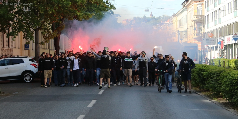 Sturm Graz - Ried
Oesterreichische Fussball Bundesliga, 33. Runde, SK Sturm Graz - SV Ried, Stadion Liebenau Graz, 30.04.2016. 

Foto zeigt Fans von Sturm beim Corteo
Schlüsselwörter: pyrotechnik