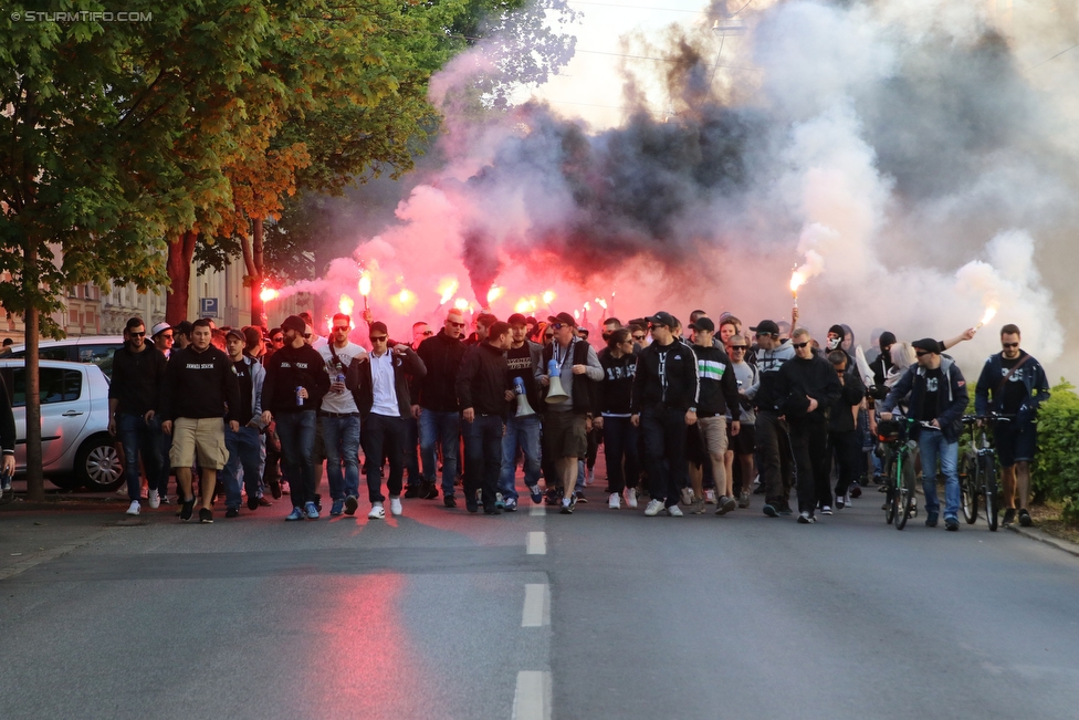 Sturm Graz - Ried
Oesterreichische Fussball Bundesliga, 33. Runde, SK Sturm Graz - SV Ried, Stadion Liebenau Graz, 30.04.2016. 

Foto zeigt Fans von Sturm beim Corteo
Schlüsselwörter: pyrotechnik