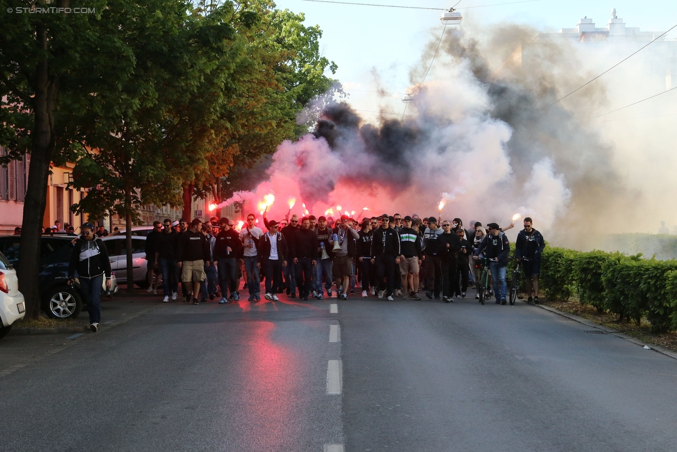 Sturm Graz - Ried
Oesterreichische Fussball Bundesliga, 33. Runde, SK Sturm Graz - SV Ried, Stadion Liebenau Graz, 30.04.2016. 

Foto zeigt Fans von Sturm beim Corteo
Schlüsselwörter: pyrotechnik