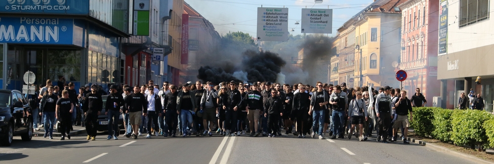 Sturm Graz - Ried
Oesterreichische Fussball Bundesliga, 33. Runde, SK Sturm Graz - SV Ried, Stadion Liebenau Graz, 30.04.2016. 

Foto zeigt Fans von Sturm beim Corteo
Schlüsselwörter: pyrotechnik