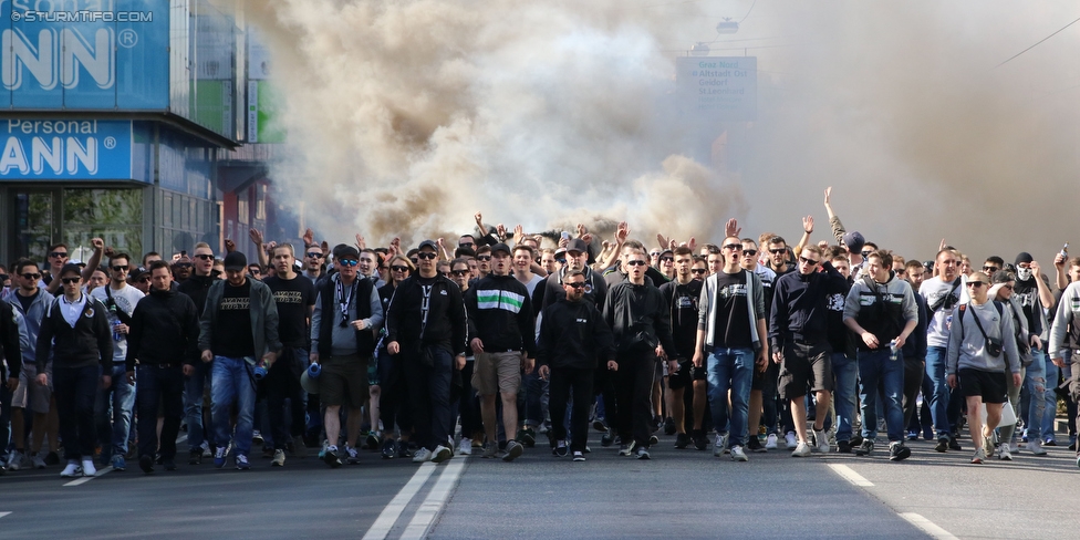 Sturm Graz - Ried
Oesterreichische Fussball Bundesliga, 33. Runde, SK Sturm Graz - SV Ried, Stadion Liebenau Graz, 30.04.2016. 

Foto zeigt Fans von Sturm beim Corteo
Schlüsselwörter: pyrotechnik