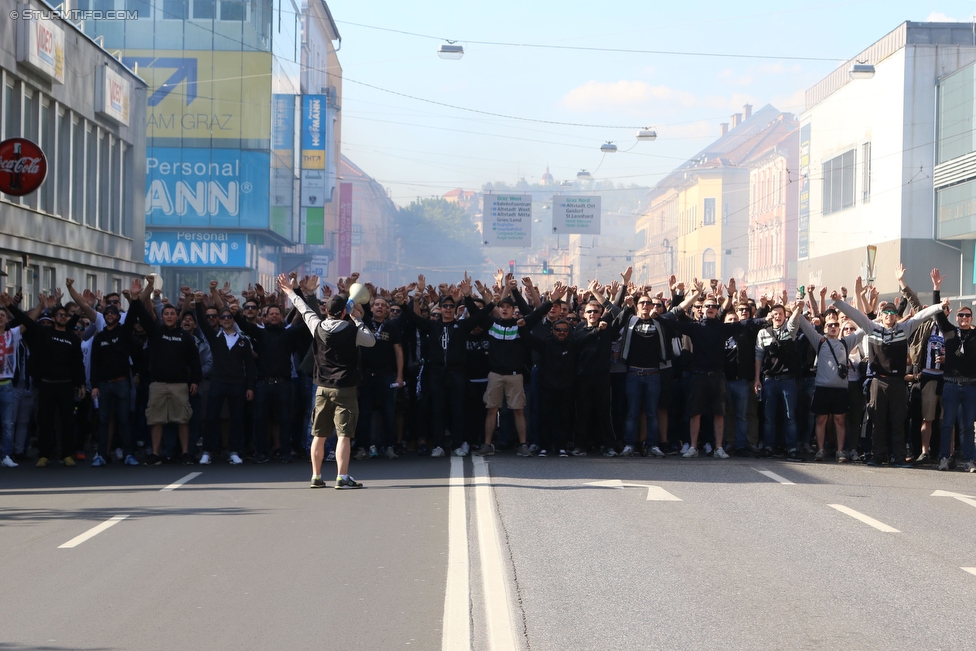 Sturm Graz - Ried
Oesterreichische Fussball Bundesliga, 33. Runde, SK Sturm Graz - SV Ried, Stadion Liebenau Graz, 30.04.2016. 

Foto zeigt Fans von Sturm beim Corteo
Schlüsselwörter: pyrotechnik