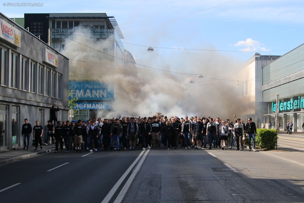 Sturm Graz - Ried
Oesterreichische Fussball Bundesliga, 33. Runde, SK Sturm Graz - SV Ried, Stadion Liebenau Graz, 30.04.2016. 

Foto zeigt Fans von Sturm beim Corteo
Schlüsselwörter: pyrotechnik