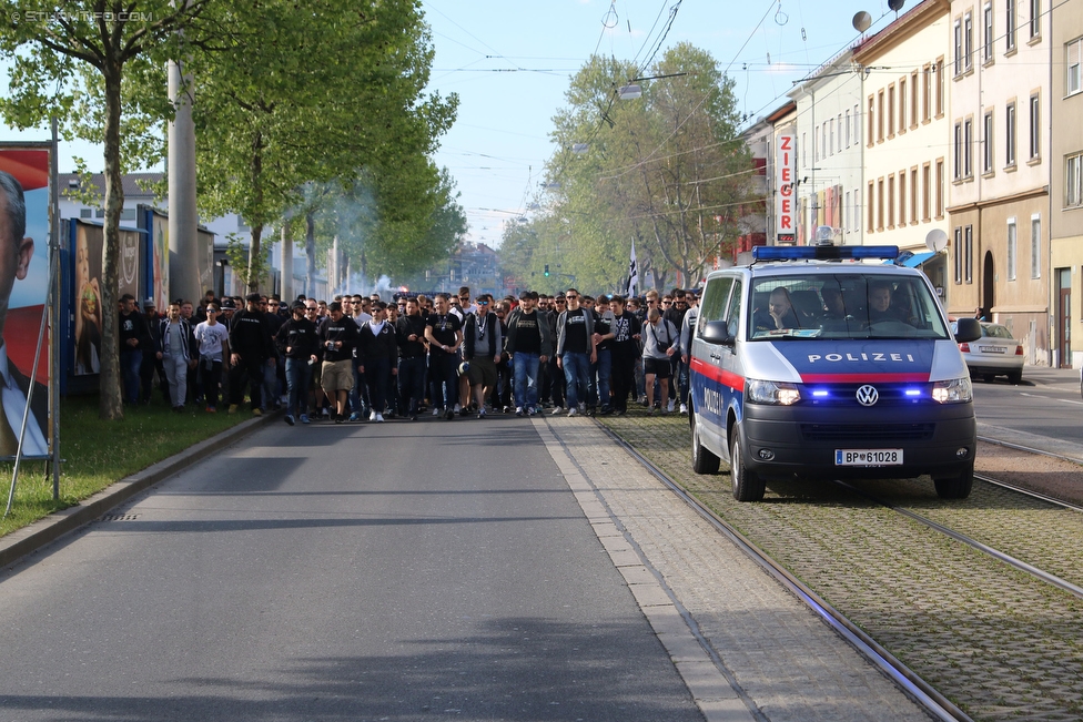 Sturm Graz - Ried
Oesterreichische Fussball Bundesliga, 33. Runde, SK Sturm Graz - SV Ried, Stadion Liebenau Graz, 30.04.2016. 

Foto zeigt Fans von Sturm beim Corteo
Schlüsselwörter: pyrotechnik