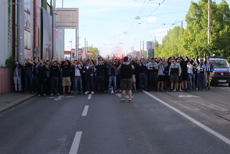 Sturm Graz - Ried
Oesterreichische Fussball Bundesliga, 33. Runde, SK Sturm Graz - SV Ried, Stadion Liebenau Graz, 30.04.2016. 

Foto zeigt Fans von Sturm beim Corteo
Schlüsselwörter: pyrotechnik