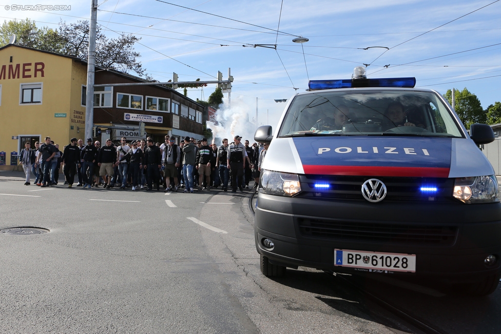 Sturm Graz - Ried
Oesterreichische Fussball Bundesliga, 33. Runde, SK Sturm Graz - SV Ried, Stadion Liebenau Graz, 30.04.2016. 

Foto zeigt Fans von Sturm beim Corteo und Polizei
