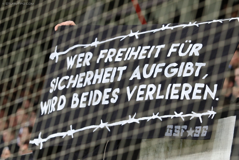 Sturm Graz - Ried
Oesterreichische Fussball Bundesliga, 33. Runde, SK Sturm Graz - SV Ried, Stadion Liebenau Graz, 30.04.2016. 

Foto zeigt Fans von Sturm mit einem Spruchband
Schlüsselwörter: protest