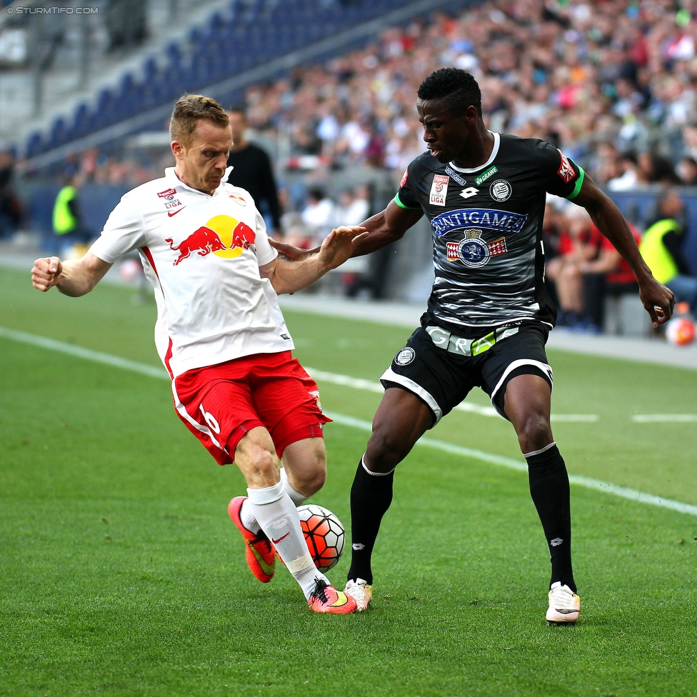 Salzburg - Sturm Graz
Oesterreichische Fussball Bundesliga, 34. Runde, FC RB Salzburg - SK Sturm Graz, Stadion Wals-Siezenheim, 07.05.2016. 

Foto zeigt Christian Schwegler (Salzburg) und Osagie Bright Edomwonyi (Sturm)
