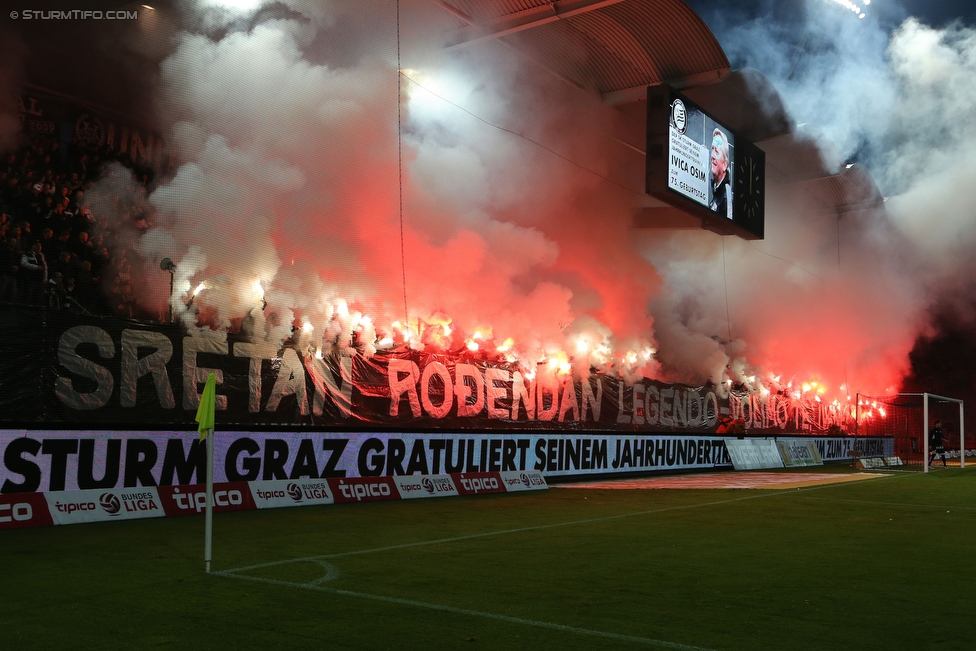 Sturm Graz - Mattersburg
Oesterreichische Fussball Bundesliga, 35. Runde, SK Sturm Graz - SV Mattersburg, Stadion Liebenau Graz, 11.05.2016. 

Foto zeigt Fans von Sturm mit einem Spruchband fuer Ivica Osim (ehem. Trainer Sturm)
Schlüsselwörter: pyrotechnik