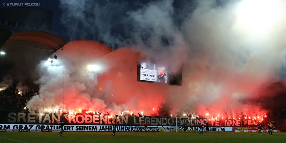 Sturm Graz - Mattersburg
Oesterreichische Fussball Bundesliga, 35. Runde, SK Sturm Graz - SV Mattersburg, Stadion Liebenau Graz, 11.05.2016. 

Foto zeigt Fans von Sturm mit einem Spruchband fuer Ivica Osim (ehem. Trainer Sturm)
Schlüsselwörter: pyrotechnik