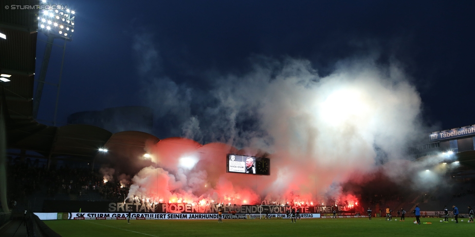 Sturm Graz - Mattersburg
Oesterreichische Fussball Bundesliga, 35. Runde, SK Sturm Graz - SV Mattersburg, Stadion Liebenau Graz, 11.05.2016. 

Foto zeigt Fans von Sturm mit einem Spruchband fuer Ivica Osim (ehem. Trainer Sturm)
Schlüsselwörter: pyrotechnik