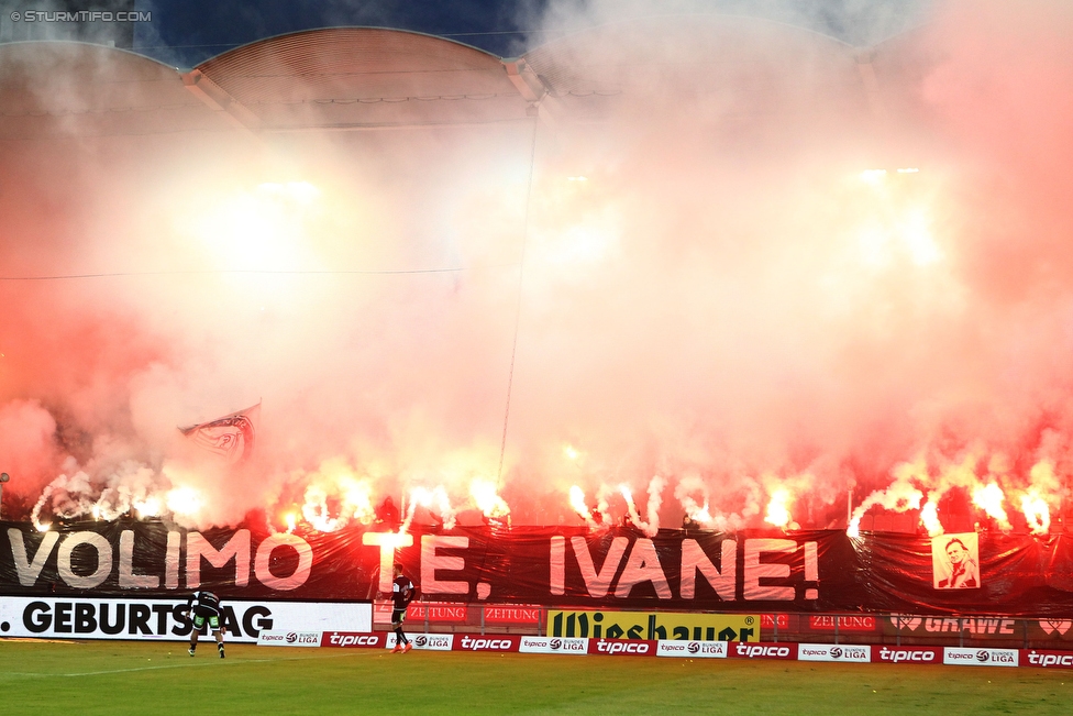 Sturm Graz - Mattersburg
Oesterreichische Fussball Bundesliga, 35. Runde, SK Sturm Graz - SV Mattersburg, Stadion Liebenau Graz, 11.05.2016. 

Foto zeigt Fans von Sturm mit einem Spruchband fuer Ivica Osim (ehem. Trainer Sturm)
Schlüsselwörter: pyrotechnik