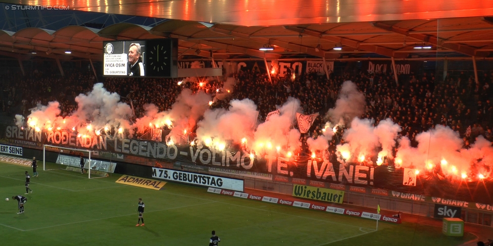 Sturm Graz - Mattersburg
Oesterreichische Fussball Bundesliga, 35. Runde, SK Sturm Graz - SV Mattersburg, Stadion Liebenau Graz, 11.05.2016. 

Foto zeigt Fans von Sturm mit einem Spruchband fuer Ivica Osim (ehem. Trainer Sturm)
Schlüsselwörter: pyrotechnik