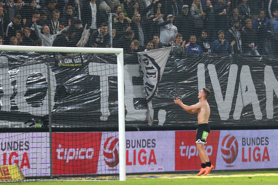 Sturm Graz - Mattersburg
Oesterreichische Fussball Bundesliga, 35. Runde, SK Sturm Graz - SV Mattersburg, Stadion Liebenau Graz, 11.05.2016. 

Foto zeigt Donisi Avdijaj (Sturm) und Fans von Sturm
