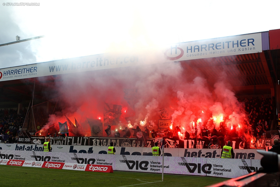 Austria Wien - Sturm Graz
Oesterreichische Fussball Bundesliga, 36. Runde, FK Austria Wien - SK Sturm Graz, Franz Horr Stadion Wien, 15.05.2016. 

Foto zeigt Fans von Sturm
Schlüsselwörter: pyrotechnik