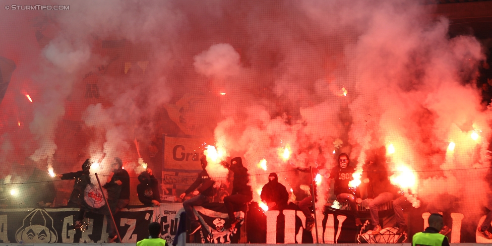 Austria Wien - Sturm Graz
Oesterreichische Fussball Bundesliga, 36. Runde, FK Austria Wien - SK Sturm Graz, Franz Horr Stadion Wien, 15.05.2016. 

Foto zeigt Fans von Sturm
Schlüsselwörter: pyrotechnik