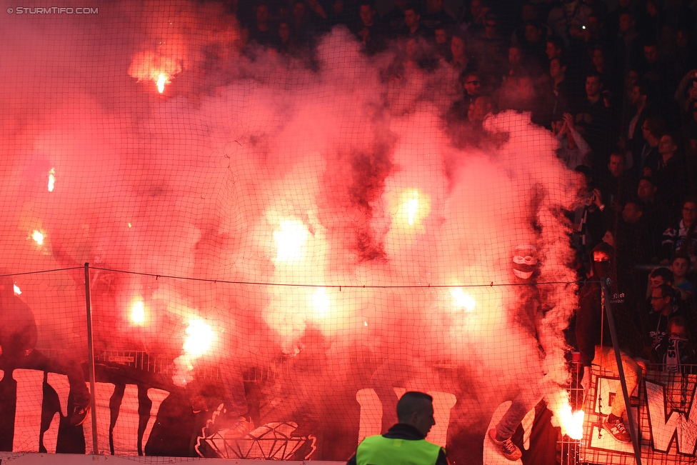 Austria Wien - Sturm Graz
Oesterreichische Fussball Bundesliga, 36. Runde, FK Austria Wien - SK Sturm Graz, Franz Horr Stadion Wien, 15.05.2016. 

Foto zeigt Fans von Sturm
Schlüsselwörter: pyrotechnik