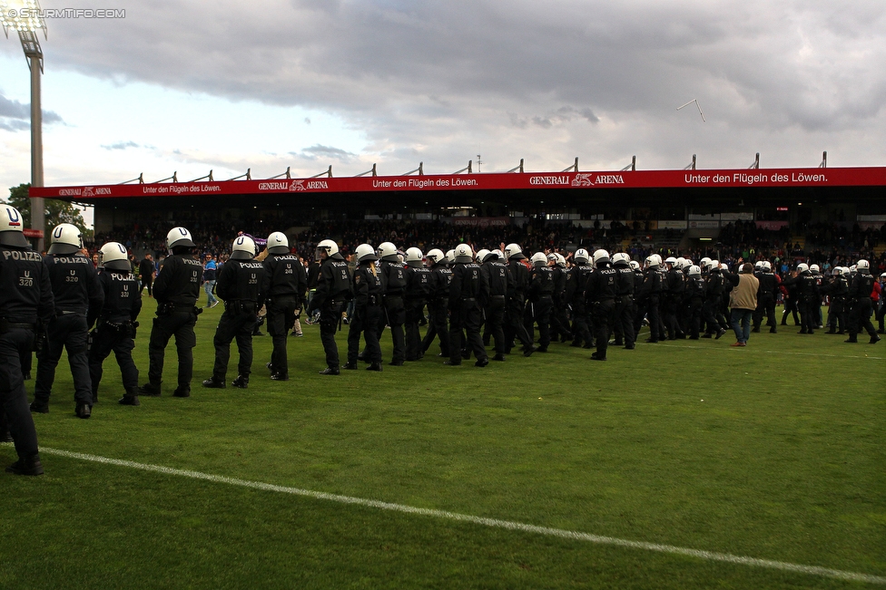 Austria Wien - Sturm Graz
Oesterreichische Fussball Bundesliga, 36. Runde, FK Austria Wien - SK Sturm Graz, Franz Horr Stadion Wien, 15.05.2016. 

Foto zeigt Polizei und Fans von Austria Wien
Schlüsselwörter: pyrotechnik