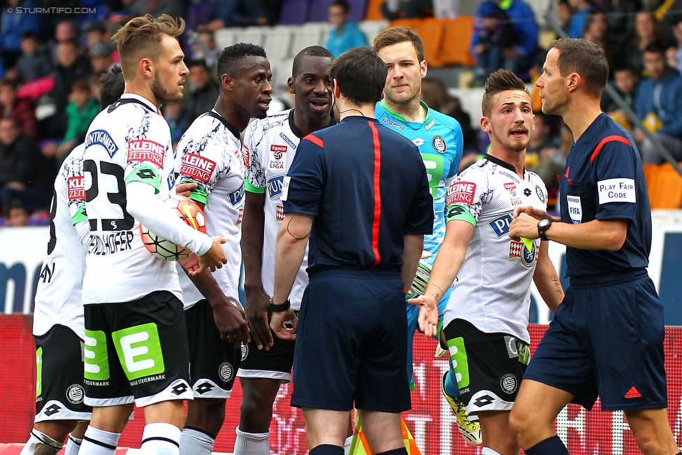 Austria Wien - Sturm Graz
Oesterreichische Fussball Bundesliga, 36. Runde, FK Austria Wien - SK Sturm Graz, Franz Horr Stadion Wien, 15.05.2016. 

Foto zeigt Lukas Spendlhofer (Sturm), Osagie Bright Edomwonyi (Sturm), Masakuba-Wilson Kamavuaka (Sturm), Michael Esser (Sturm), Donisi Avdijaj (Sturm) und das Schiedsrichterteam
