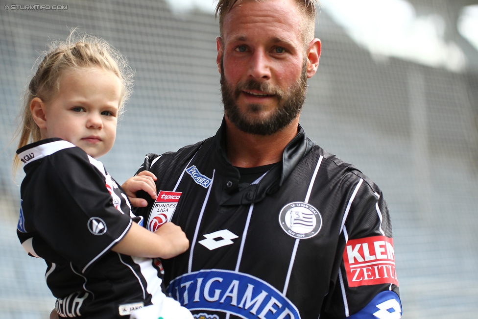 Sturm Graz - Celtic Glasgow
Testspiel,  SK Sturm Graz - Celtic Glasgow, Stadion Liebenau Graz, 03.07.2016. 

Foto zeigt Martin Ehrenreich (Sturm) mit seiner Tochter
