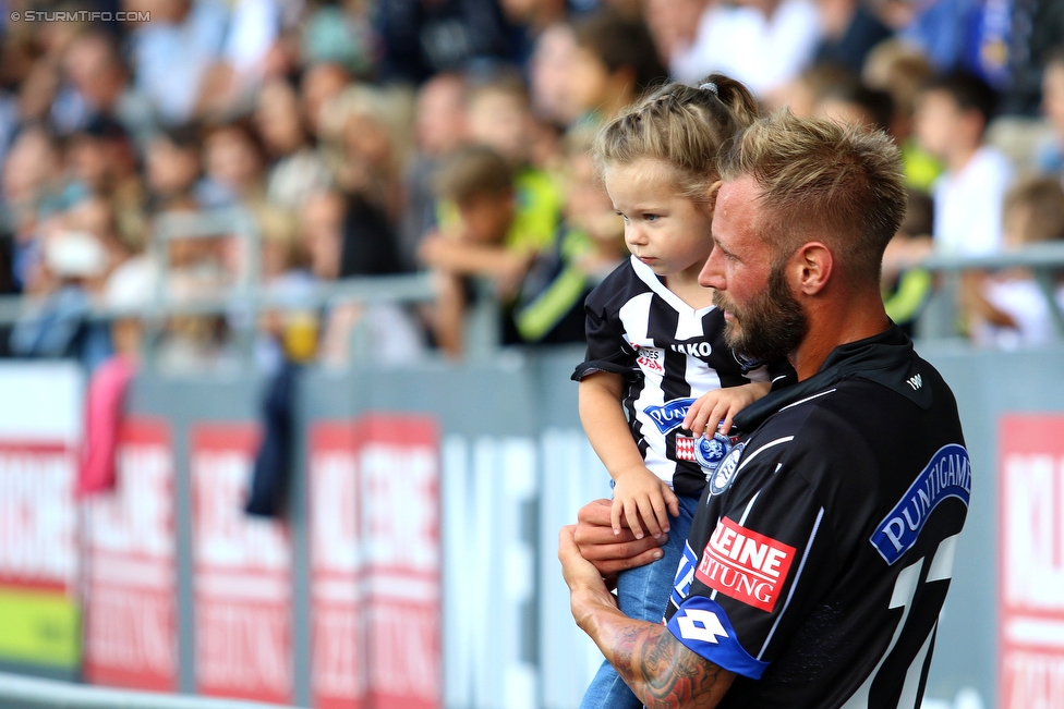 Sturm Graz - Celtic Glasgow
Testspiel,  SK Sturm Graz - Celtic Glasgow, Stadion Liebenau Graz, 03.07.2016. 

Foto zeigt Martin Ehrenreich (Sturm) und seine Tochter beim Abschied von den Fans
