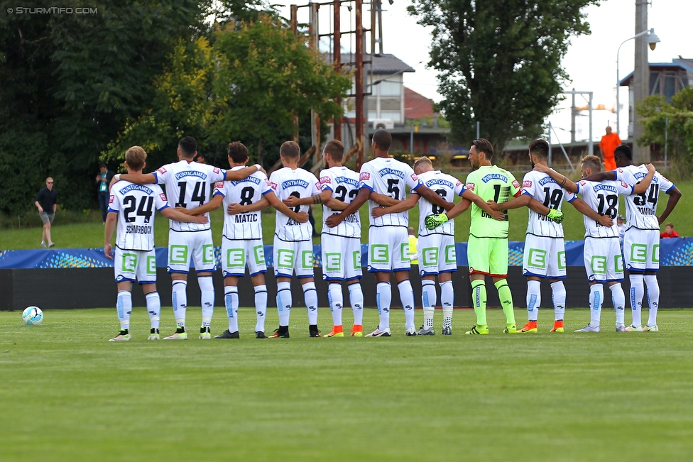 Stadlau - Sturm Graz
OEFB Cup, 1. Runde, FC Stadlau - SK Sturm Graz, Sportanlage Stadlau, 15.07.2016. 

Foto zeigt die Mannschaft von Sturm bei einer Trauerminute
