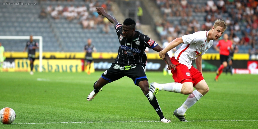 Sturm Graz - Salzburg
Oesterreichische Fussball Bundesliga, 1. Runde, SK Sturm Graz - FC RB Salzburg, Stadion Liebenau Graz, 23.07.2016. 

Foto zeigt Osagie Bright Edomwonyi (Sturm) und Martin Hinteregger (Salzburg)
