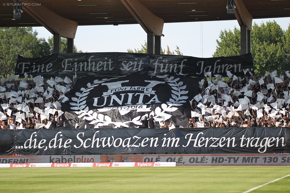 St. Poelten - Sturm Graz
Oesterreichische Fussball Bundesliga, 5. Runde, SKN St. Poelten - SK Sturm Graz, Arena St. Poelten, 20.08.2016. 

Foto zeigt Fans von Sturm mit einer Choreografie
