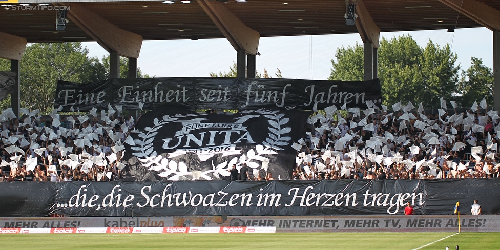 St. Poelten - Sturm Graz
Oesterreichische Fussball Bundesliga, 5. Runde, SKN St. Poelten - SK Sturm Graz, Arena St. Poelten, 20.08.2016. 

Foto zeigt Fans von Sturm mit einer Choreografie
