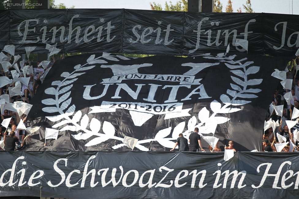 St. Poelten - Sturm Graz
Oesterreichische Fussball Bundesliga, 5. Runde, SKN St. Poelten - SK Sturm Graz, Arena St. Poelten, 20.08.2016. 

Foto zeigt Fans von Sturm mit einer Choreografie
