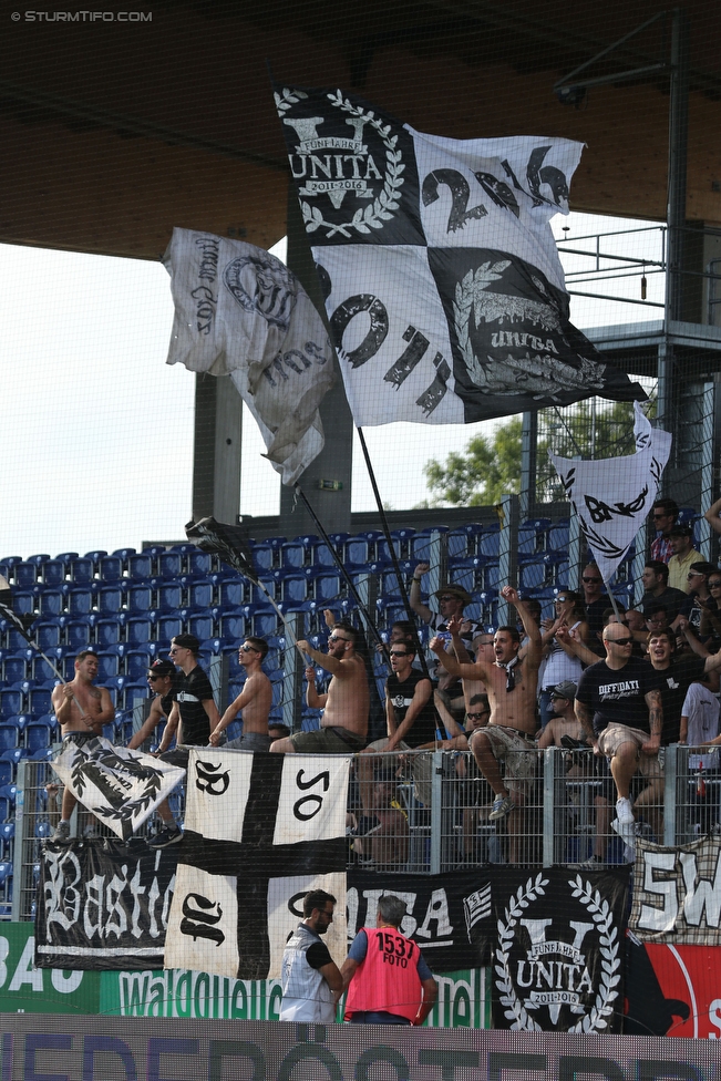 St. Poelten - Sturm Graz
Oesterreichische Fussball Bundesliga, 5. Runde, SKN St. Poelten - SK Sturm Graz, Arena St. Poelten, 20.08.2016. 

Foto zeigt Fans von Sturm
