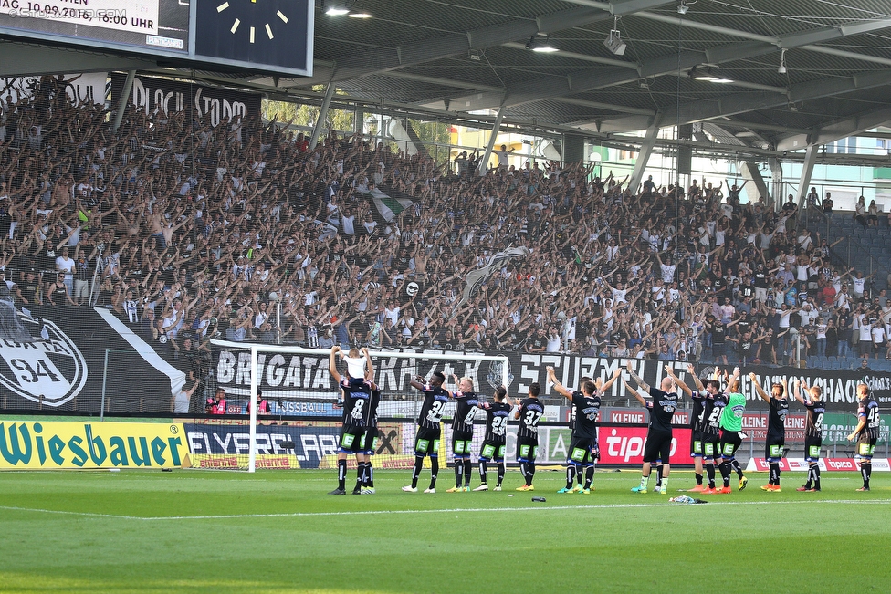 Sturm Graz - Altach
Oesterreichische Fussball Bundesliga, 6. Runde, SK Sturm Graz - SC Rheindorf Altach, Stadion Liebenau Graz, 27.08.2016. 

Foto zeigt Fans von Sturm und die Mannschaft von Sturm
