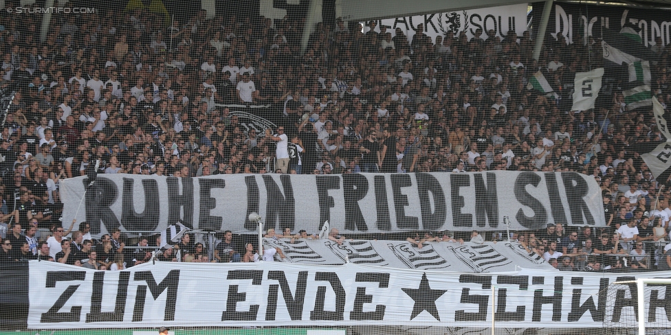 Sturm Graz - Rapid Wien
Oesterreichische Fussball Bundesliga, 7. Runde, SK Sturm Graz - SK Rapid Wien, Stadion Liebenau Graz, 10.09.2016. 

Foto zeigt Fans von Sturm mit einem Spruchband fuer Karl Schlechta (ehem. Trainer Sturm)
