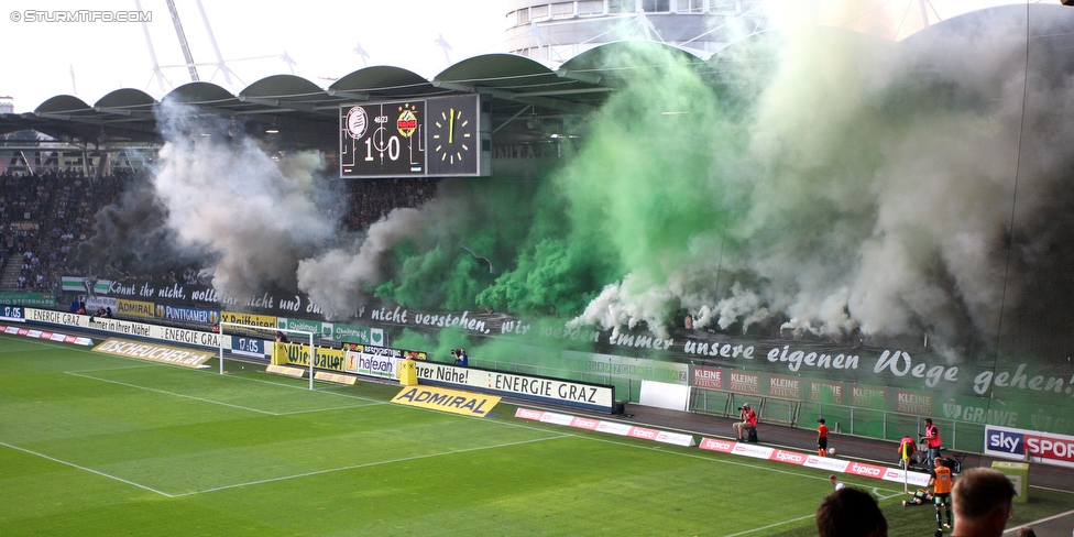 Sturm Graz - Rapid Wien
Oesterreichische Fussball Bundesliga, 7. Runde, SK Sturm Graz - SK Rapid Wien, Stadion Liebenau Graz, 10.09.2016. 

Foto zeigt Fans von Sturm mit einer Choreografie
Schlüsselwörter: pyrotechnik