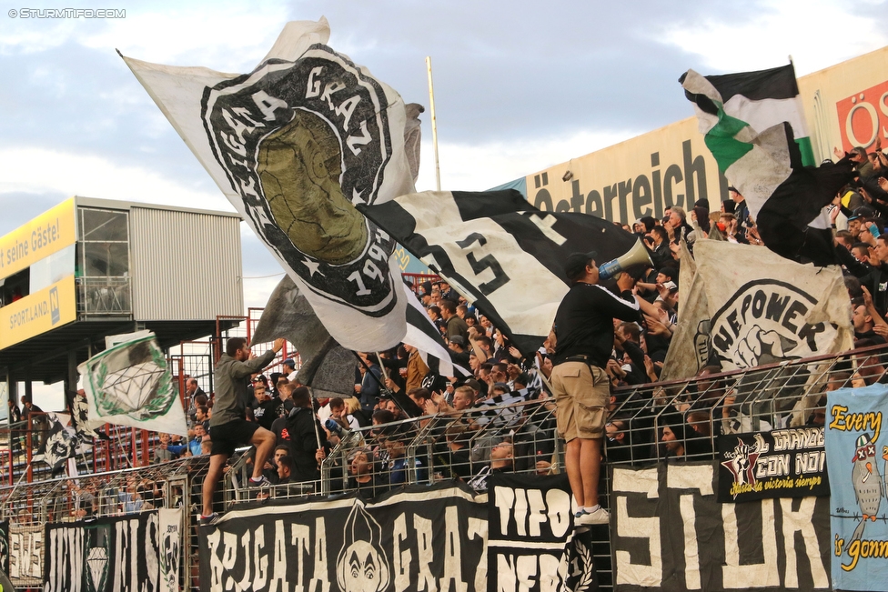 Admira Wacker - Sturm Graz
Oesterreichische Fussball Bundesliga, 8. Runde, FC Admira Wacker Moedling - SK Sturm Graz, Stadion Suedstadt Maria Enzersdorf, 17.09.2016. 

Foto zeigt Fans von Sturm
