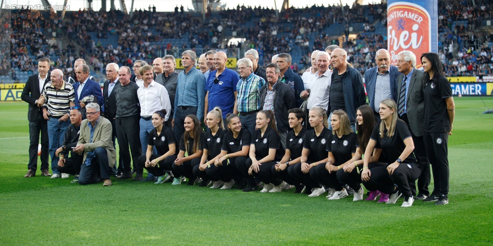 Sturm Graz - Wolfsberg
Oesterreichische Fussball Bundesliga, 9. Runde, SK Sturm Graz - Wolfsberger AC, Stadion Liebenau Graz, 24.09.2016. 

Foto zeigt eine Ehrung von Sturm-Legenden und die Mannschaft der Sturm Damen
