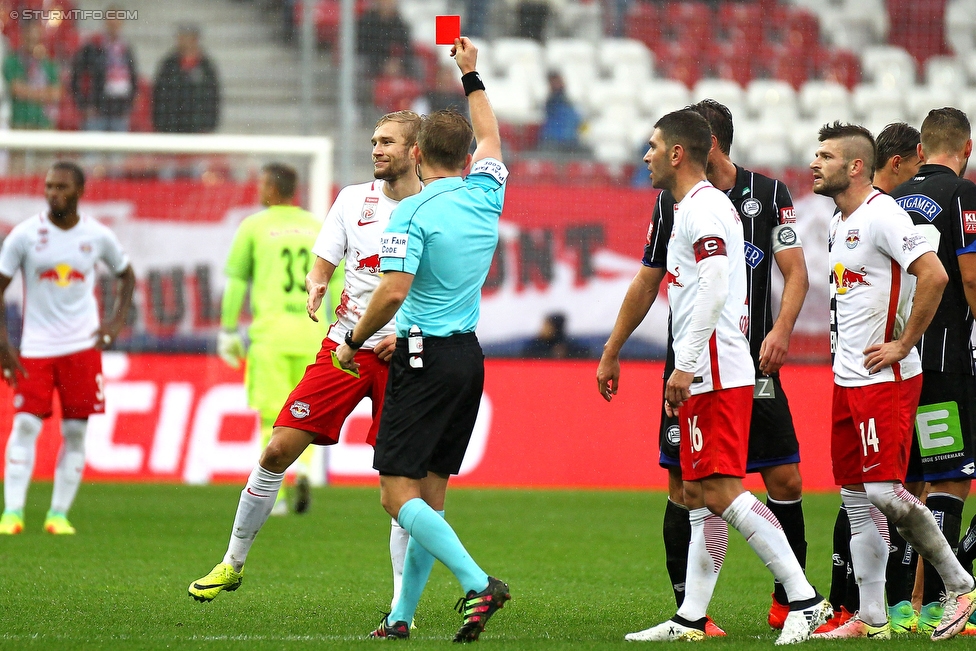 Salzburg - Sturm Graz
Oesterreichische Fussball Bundesliga, 10. Runde, FC RB Salzburg - SK Sturm Graz, Stadion Wals-Siezenheim, 02.10.2016. 

Foto zeigt Konrad Lahmer (Salzburg) und Schiedsrichter Julian Weinberger
Schlüsselwörter: rote