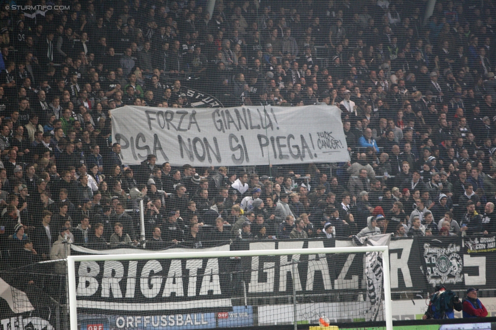 Sturm Graz - Ried
Oesterreichische Fussball Bundesliga, 11. Runde, SK Sturm Graz - SV Ried, Stadion Liebenau Graz, 15.10.2016. 

Foto zeigt Fans von Sturm mit einem Spruchband
