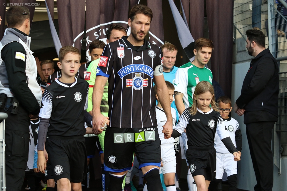 Sturm Graz - Mattersburg
Oesterreichische Fussball Bundesliga, 12. Runde, SK Sturm Graz - SV Mattersburg, Stadion Liebenau Graz, 22.10.2016. 

Foto zeigt Christian Schulz (Sturm) und Einlaufkinder
