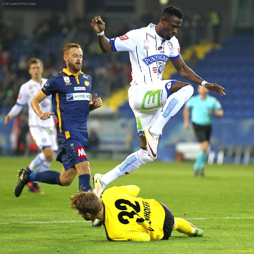 St. Poelten - Sturm Graz
OEFB Cup, 3. Runde, SKN St. Poelten - SK Sturm Graz, Arena St. Poelten, 26.10.2016. 

Foto zeigt Osagie Bright Edomwonyi (Sturm) und Thomas Vollnhofer (St. Poelten) 
